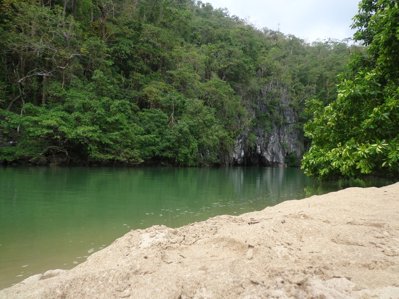 Rivière souterraine aux Philippines